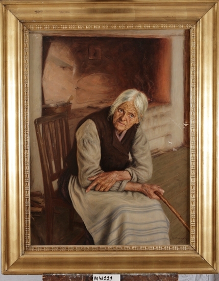 Oljemålning på duk.
En gammal kvinna i vardagskläder med blåvitt förkläde, sitter
på en pinnstol vid en öppen spis.