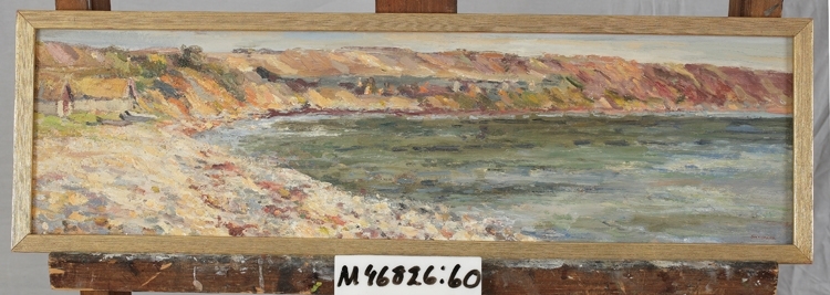 Oljemålning på träpannå. 
Strandmotiv, bukt. Till vänster syns två fiskebodar i bakgrunden.