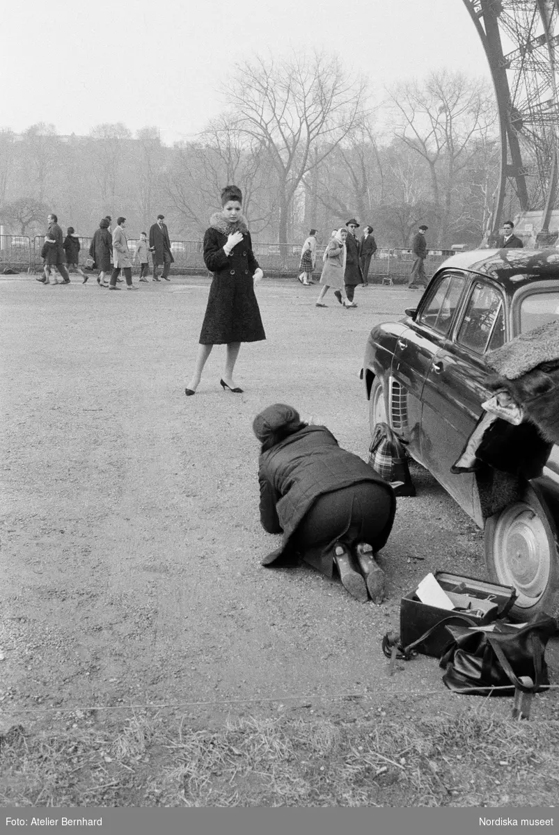 Kerstin Bernhard i arbete under en modefotografering för Pälsbranschrådet i Paris 1963