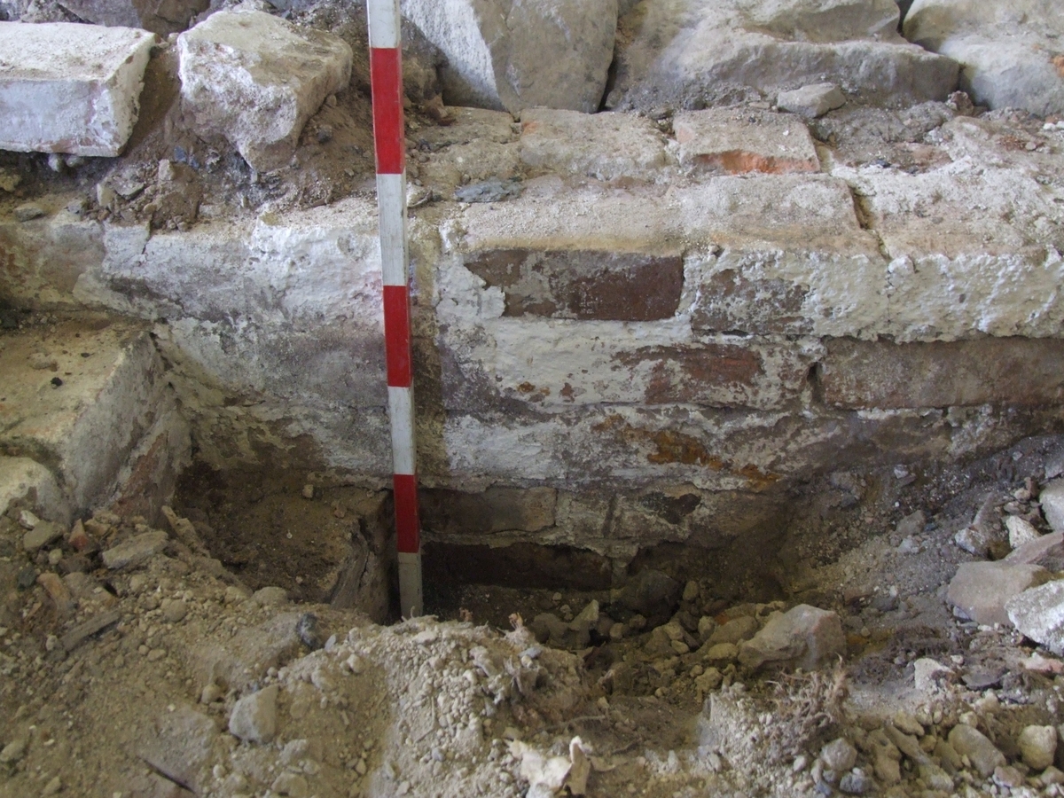 Arkeologisk schaktningsövervakning, källartrappa i A35 källare, Danmarks kyrka, Danmarks socken, Uppland 2014