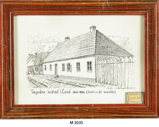 Tuschteckning.
Lågt putsat envåningshus med ett plank till höger. Esaias Tegnérs bostad i Lund 1813-1826.
Stora Gråbrödersgatan 11, Lund