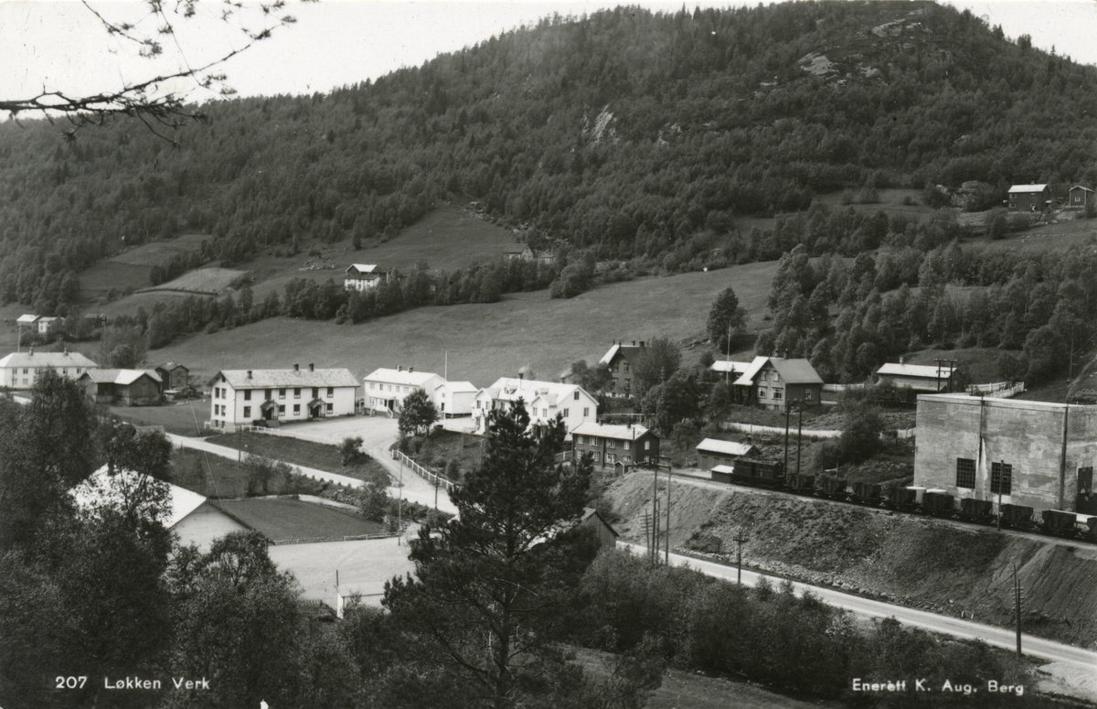 Utsikt mot  fra v. Løfshus gård, gamle folkets hus, folkeskolen og læreboliger.