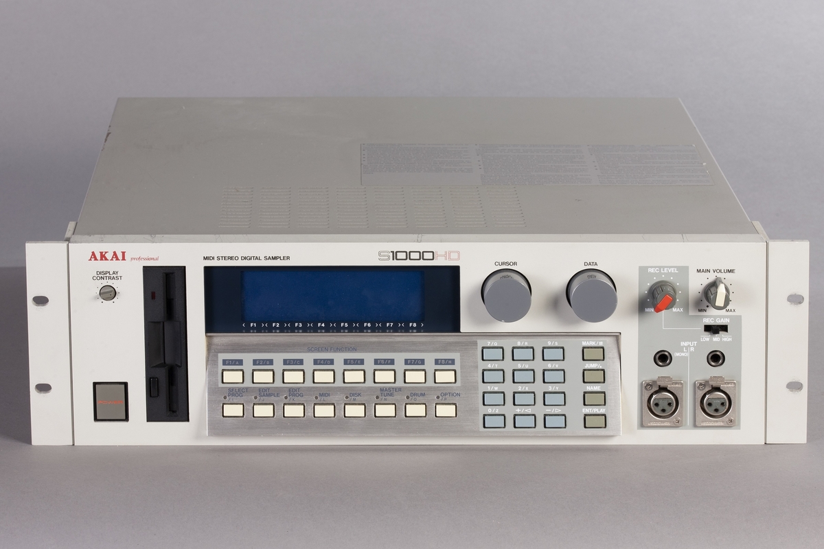 16-bit stereo digital sampler. Polyfonisk, 16 stemmer. 2MB innebygget RAM (kan utvides til 32MB). Panel med 35 knotter og pader. LCD-skjerm. Diskettstasjon.