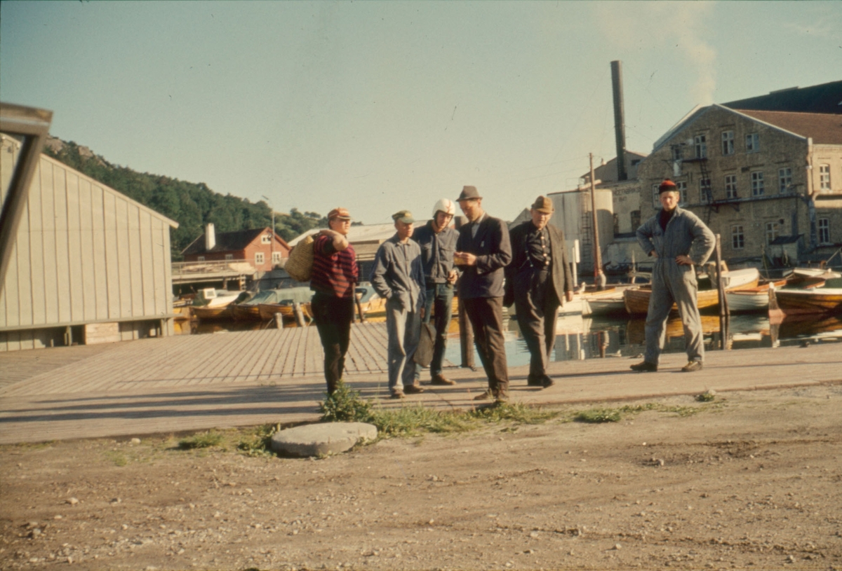 Gruppe menn ved Lervika i Egersund