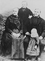 Gruppeportrett av familien på fire