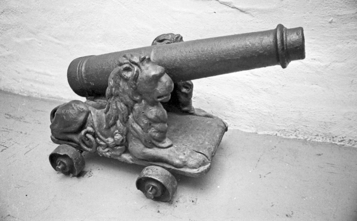 Signalkanon. Kanon på sokkel med hjul - med løvemotiv på sidene. Utstillt pr. idag på Karmsund folkemuseum. Støpegods.