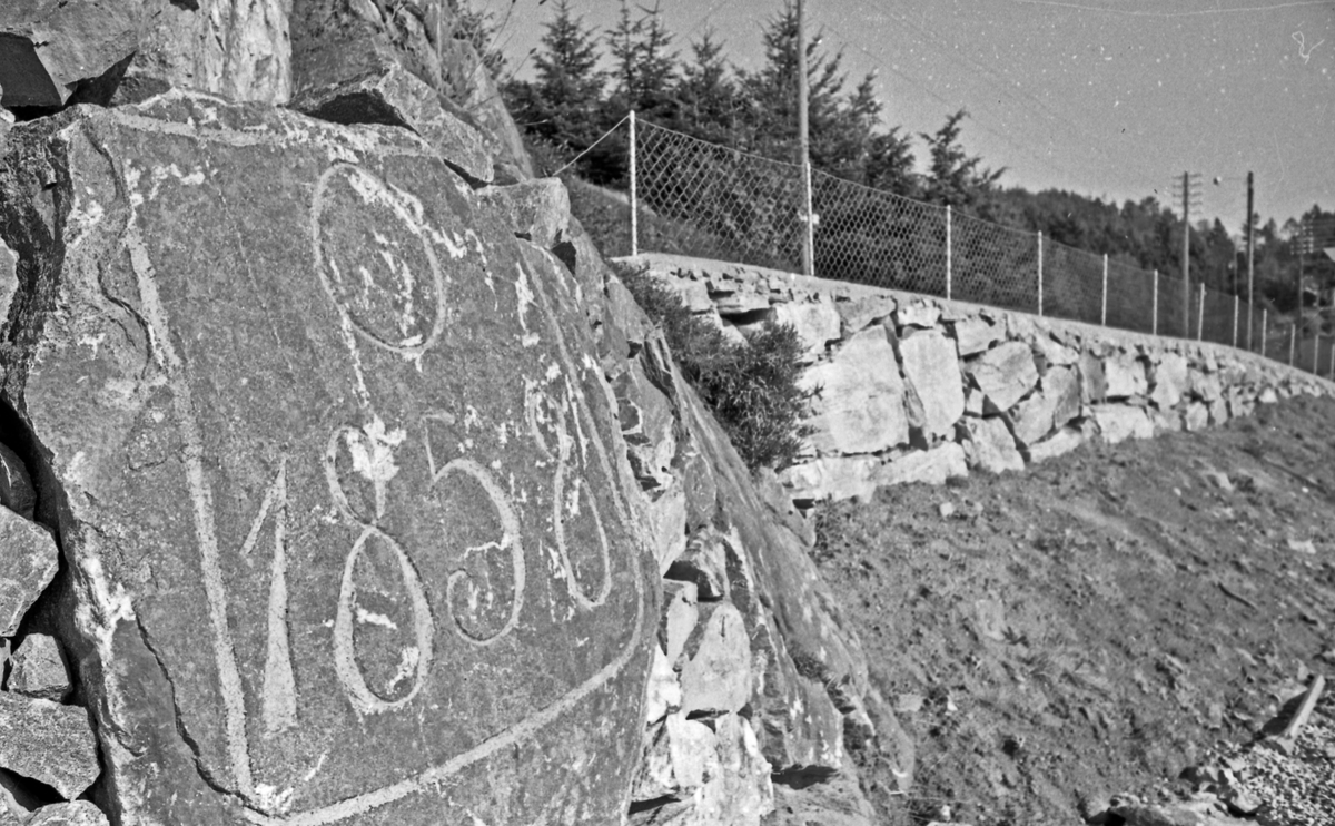 Årstallet 1858 hugget inn i en steinblokk ved Gåsavatnet i Skåredalen.