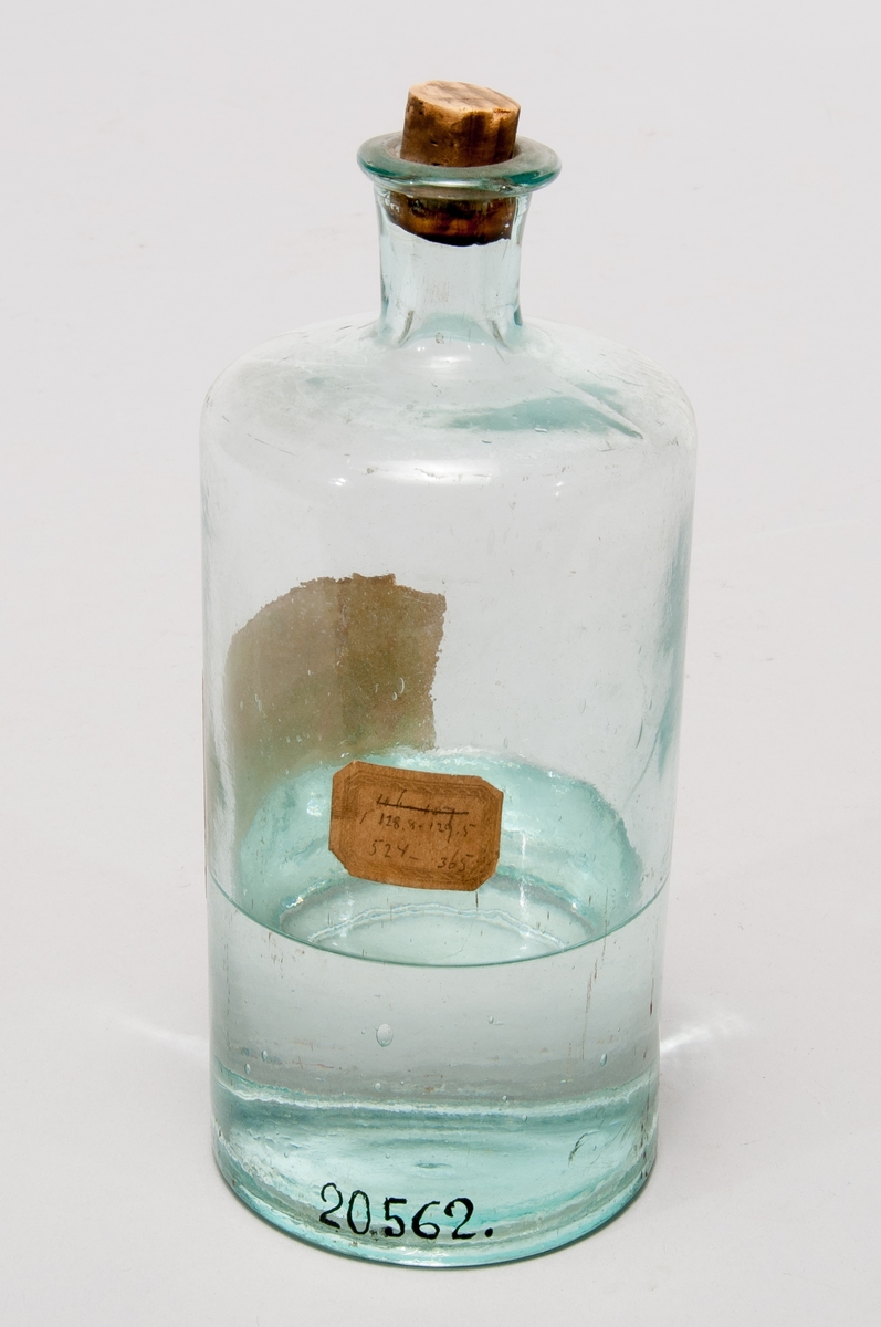 Prov på produkt ur finkelolja, i  flaska av glas med etikett: "A. 11. Produkt ur finkelolja fr Reymersholm utv gm prof Stenberg. Kokp. 128,8-129,5. Ren amylalkohol."