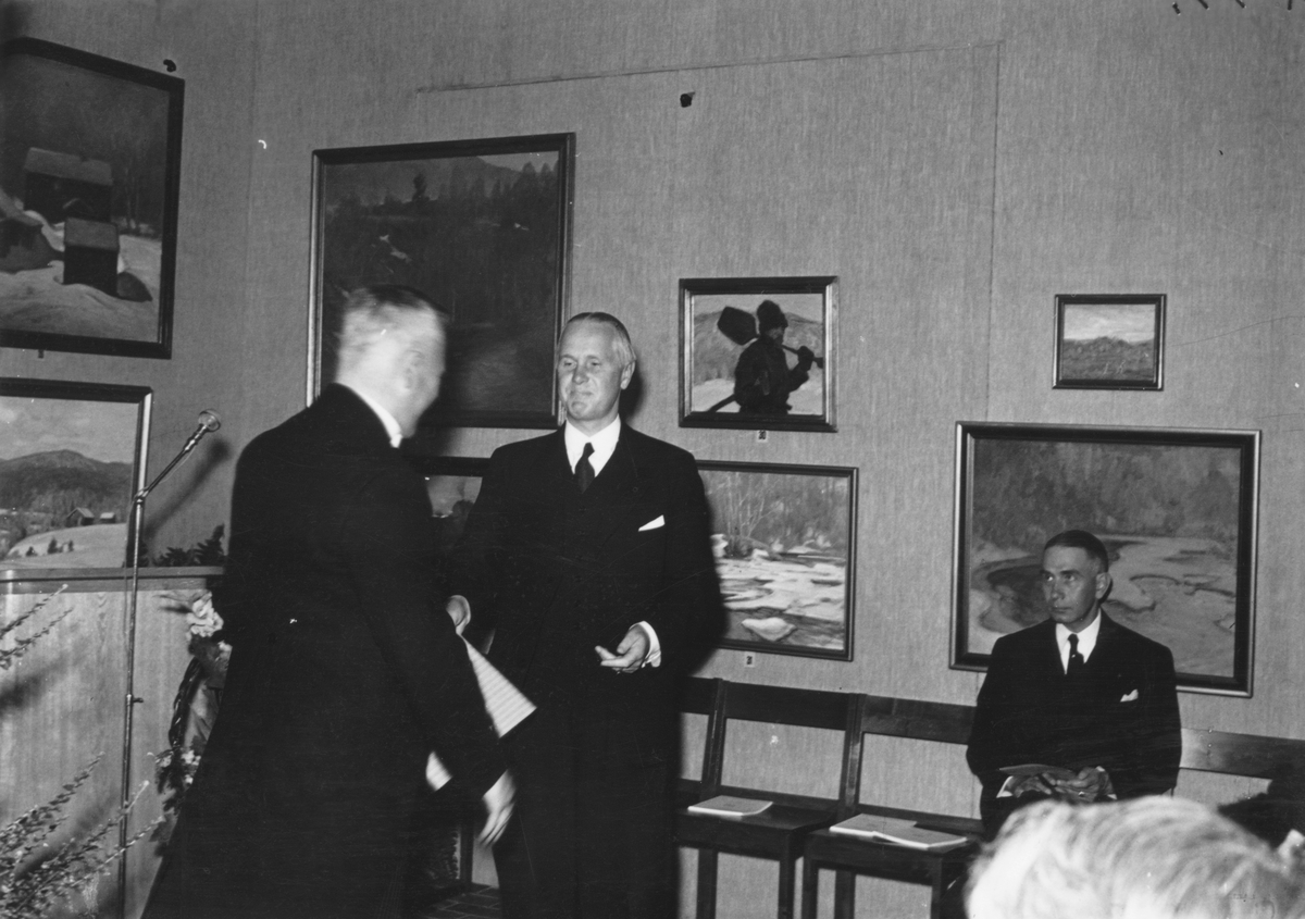 Borgmästare Nils Berlin mottar hyllningar å Gävle Museums vägnar vid invigningen 29 september 1940.