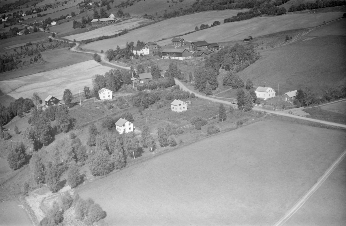 Leikvam gård, Østre Gausdal, Gausdal, 1958, dalside med gårder, bolighus, jordbruk, vei, blandingsskog