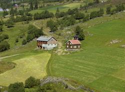 Brenna ? Rød/brun både stuebygning og uthus. Kulturlandskap 