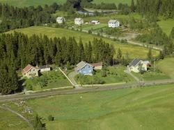 Linbakken. Småhusbebyggelse. To hvitmalte hus, ett lyseblått