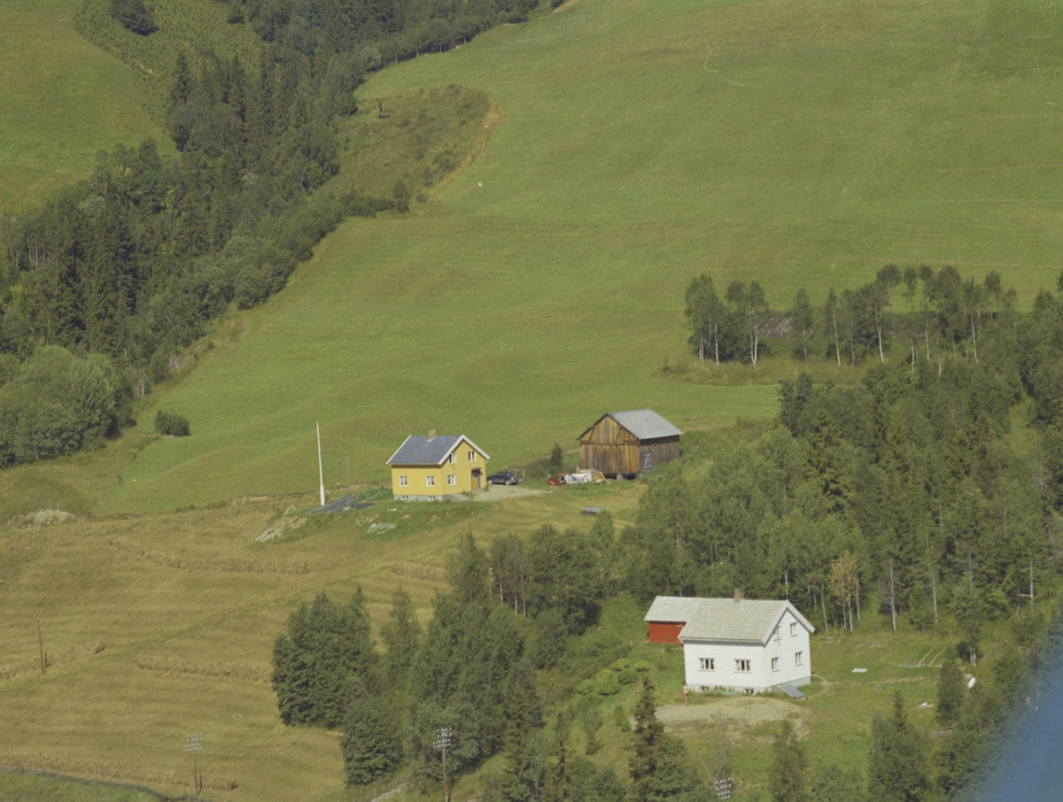 Heimstad (gult hus, Melbø) og Kjelstad (hvitt hus, Søbye) småbruk, Vestre Gausdal.