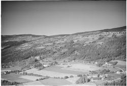 Oversiktsbilde Øyer prestegård med Øyer kirke, 12.09.1952,  