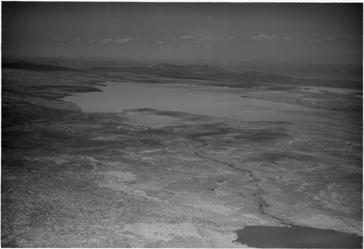 Lyngsjøen, 29.06.1953, innsjø, fjellandskap, hytte eller seter ved vannet til høyre, elv, mindre innsjø i forgrunnen til høyre