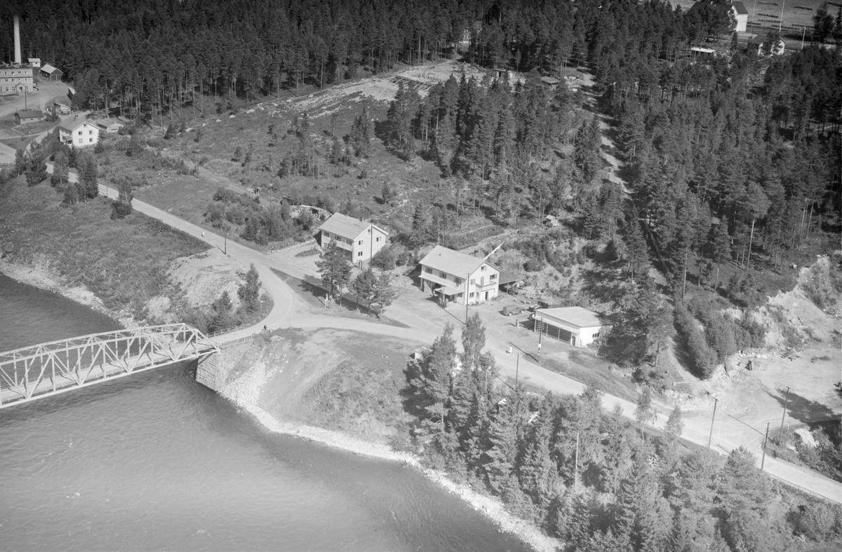 Brustad bensinstasjon, Øyer, 28.08.1953, bensinstasjon, bolighus, bru, elv, granskog