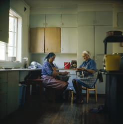 Bestyrerinne Marie Hoft m. kjøkkenhjelp på Gjendebu