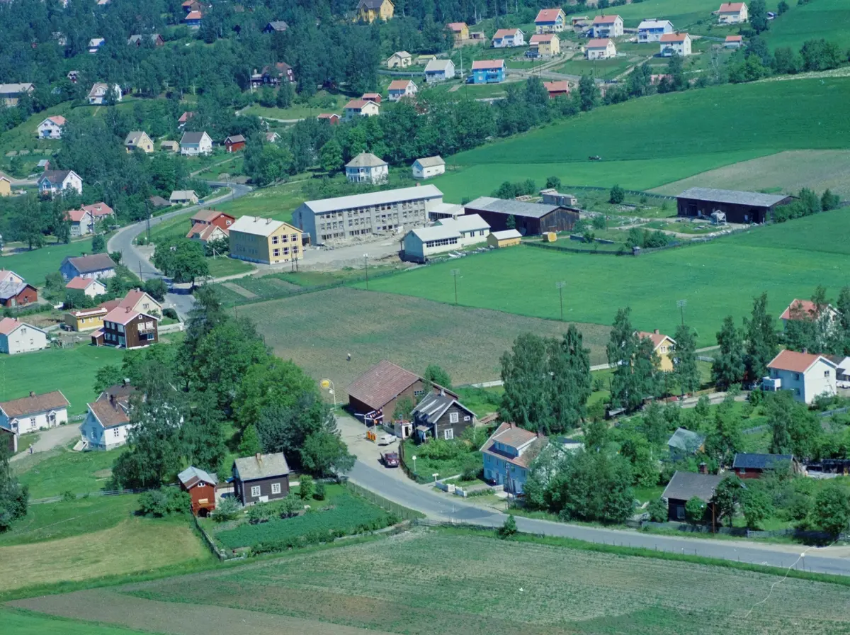 Flyfoto, Lillehammer, Søre Ål. Det brune huset i sentrum nederst på bildet er Helge Menkeruds Motorsenter Shell. I bakgrunnen Åretta skole, nå Åretta Ungdomsskole.