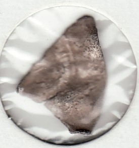 Fragment av en Dirhem. Under 1/4 av mynten bevart. Blankett med godt sølv og er uten belegg. Nærmere proveniensbestemmelse av fragmentet er ikke blitt gjort.