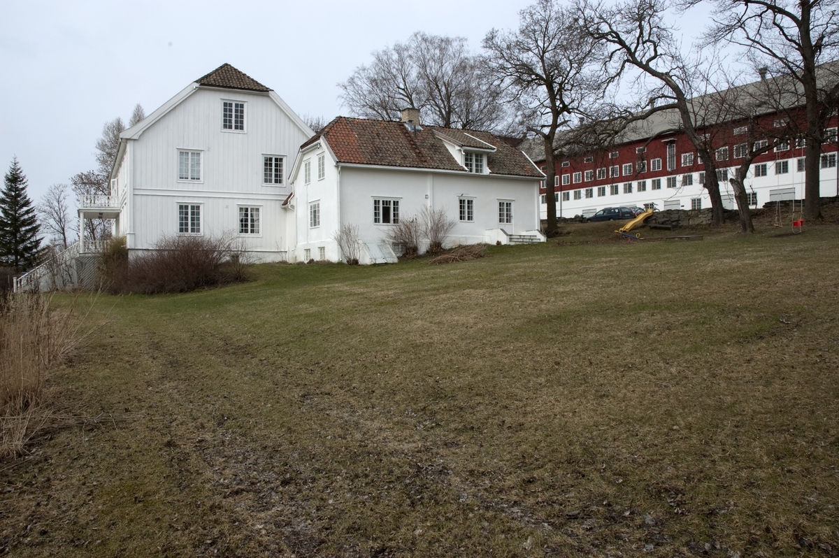 Hovelsrud, Helgøya, Ringsaker. Hovedbygning og låve. Fotografert for Ringsakboka VI, utgitt 2006.