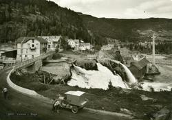 Postkort med motiv fra Bagn sentrum, mot Storebrua og Sliper