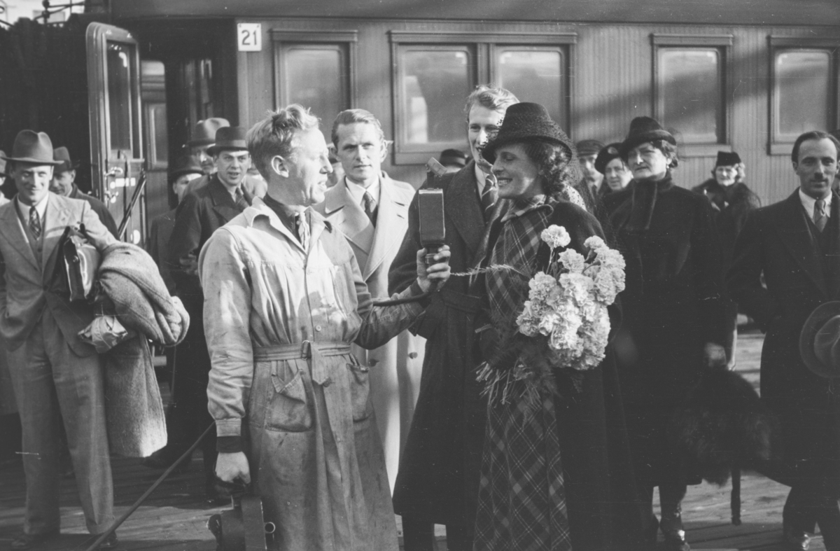 Leni Riefenstahl, tysk skuespillerinne, ankommer Oslo Ø med tog.