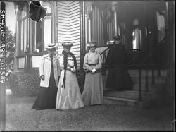 Breidablikk. Fire kvinner ved trappen. Fra venstre Olga Bere