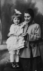 Atelierportrett av Ingrid og Jenny Ernstsen Å i Senja 1925