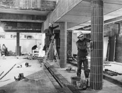 Oslotunnelen : Arbeider i vestibylen på Nationaltheatret sta