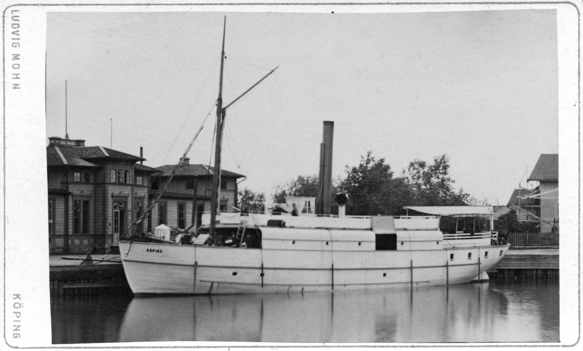 Ångfartyget Köping efter ombyggnaden under 1870-talet. Fotograf Ludvig Mohn.