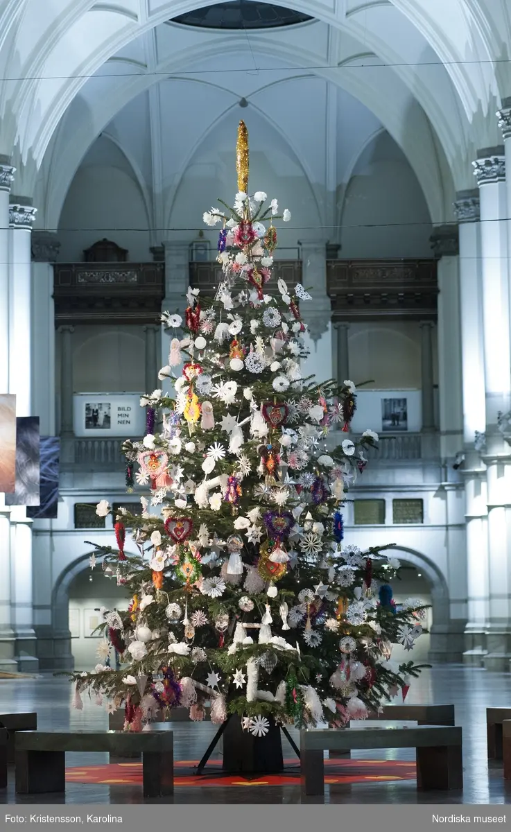 Julgran på Nordiska museet i Stora hallen 2012, med juldekoration och julpynt.