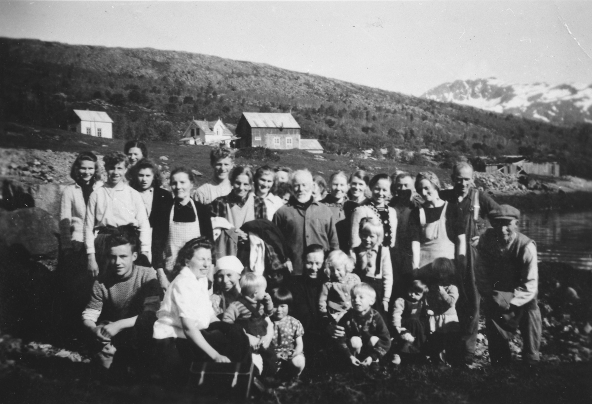 Bygdefolk i Valvågen tar avskjed med evakuerte. 1945