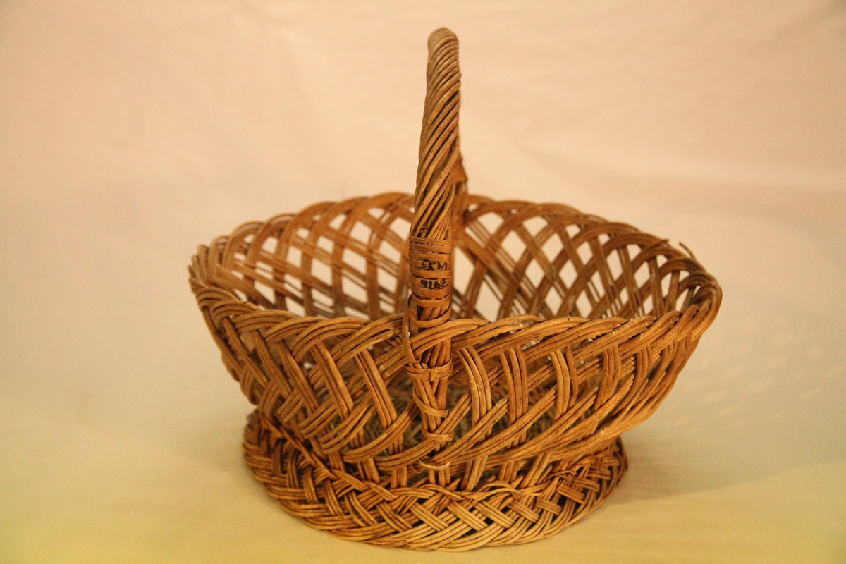 Sendingskurv til bruk i begravelser, barnefødsler o.l. Til å frakte mat i.