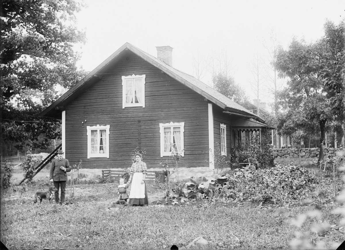 Familj i trädgården, Väddika gård, Hökhuvud socken, Uppland