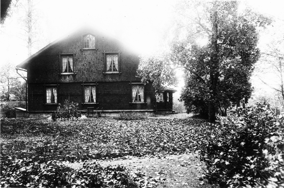 Fjällvillan, även kallad Fjällbo, Fjällstugan, belägen i hörnet av Stentorpsvägen och gamla Riks 80, ungefär mittemot stallarna. Foto troligen 1907-08.