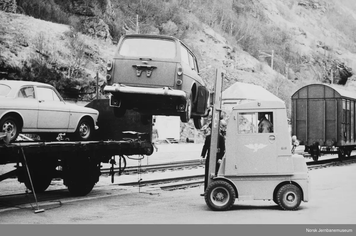 Lossing av nye personbiler i Narvik