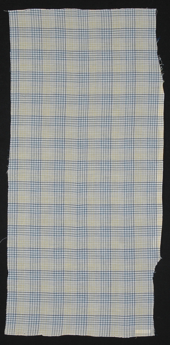 Bomullstyg till klänning, 39 x 80 cm, tuskaft, med smala blå, gula och ljusbruna ränder, ordnade i grupper, lika i varp och väft.

Katalogiserad av Karin Nordenfelt, Elisabet Stavenow,
Marie-Louise Wulfcrona-Dagel.