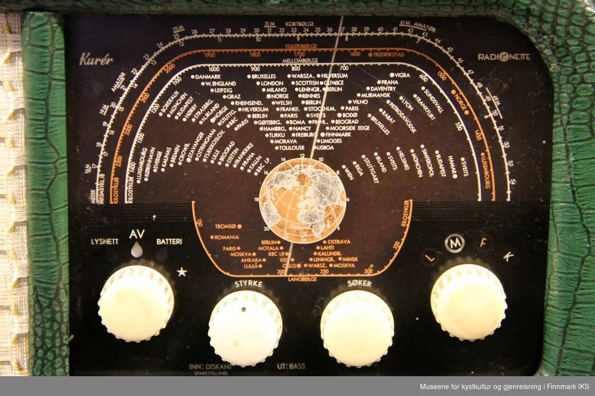 Kurér utgave nr. 2
Kurér var et bærbart radioapparat produsert av den norske radiofabrikken Radionette, startet av Jan Wessel fra 1928. Den første Kurérmodellen ble lansert i 24. april 1950. Kurér hadde fire direkteglødete radiorør og høyttaler med permanentmagnet. Den hadde fire bølgebånd: langbølge, mellombølge, fiskeribølge og kortbølge. Den var tenkt som en reiseradio som også kunne brukes hjemme og kunne forsynes fra både lysnettet og en batteriblokk med 90 V og 1.5 V spenninger. Vekten var 7.6 kg med batteriet.

Knapt 700 eksemplarer ble laget av modell nr. 1, som ble kalt "firkantkurér" på grunn av de skarpe hjørnene. Modell nr. 2 med runde hjørner ble produsert frem til 1958. Modellen Kurér var en stor suksess og det ble produsert tilsammen 224.000 eksemplarer. Den ble også eksportert til over 60 land, først til Thailand. Modell 2 ble levert nesten 40 forskjellige farver, nyanser og mønstre.[1][2]

I 1958 kom utgaven kalt Kurér Transi som brukte transistorer og ble drevet av vanlige 1.5 V lommelyktbatterier. Den slo ikke så godt an.
Radionette reiseradio ble lansert før Reiseradioen på NRK, som startet opp i 1963.
Reiseradioen er et norsk, direktesendt radioprogram som sendes om sommeren på NRK P1. Johan Vigeland var grunnleggeren, som ønsket å lage et lett radioprogram med reisende reportere og mye musikk. Første sending gikk på lufta 24. juni 1963. Programmet har blitt en radioklassiker og lyttermagnet. Reiseradioen har rundt én million lyttere en vanlig dag og er dermed Norges aller mest populære radioprogram.