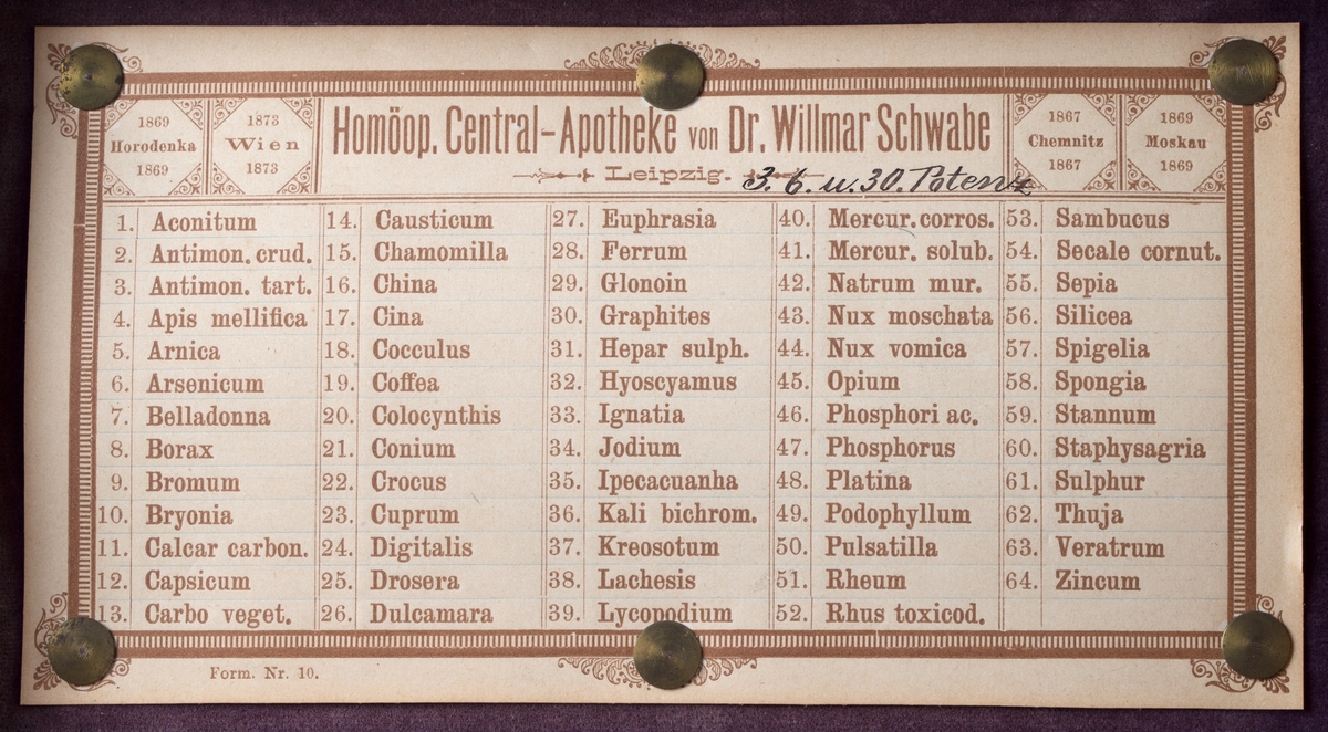 Skrin med hengslet lokk og innhold:
64 glassrør med kork påført nummer fra 1 til 64. Numrene korresponderer med plakat festet i lokket der virkestoffenes navn fremkommer. Påført nummer og navn også på hvert glassrør.