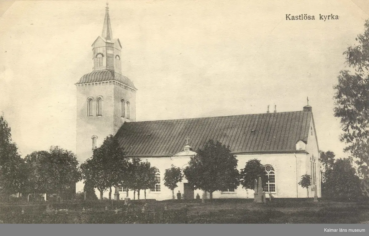 Kastlösa kyrka, vid östra landborgen, består av ett i tre skepp indelat rektangulärt kyrkorum med kor i öster, sakristia i norr och torn i väster. Tanken var att den medeltida klövsadelskyrkans västtorn skulle ingå i den nya kyrkan. Tornet dömdes emellertid ut som alltför oformligt och svagt, varför en helt ny kyrka kom att uppföras norr om den gamla. 
1855 stod den färdig, byggd av Peter Isberg fritt efter Hawermans ritningar.

De vitputsade murarna täcks av sadeltk, tornet kröns av en lanternin med en kort spira. Ingången o väster leder in i kyrkorummer. Den urpsrungliga portalen i söder förvandlades vid renoveringen 1953-54 till ett fönster. Renoveringen sate störst spår i kyrkans inre som omformades på ett enhetligt sätt. De tre fönster som lyste upp östväggen sattes igen och ersattes av en stor, dominerande fresk av Waldemar Lorentzon. 
Kyrkorummet täcktes med ett plant tak med synliga bjälkar, och med kalkstenskolonner delades det in i tre skepp. Samtida är även bänkinredning och predikstol.