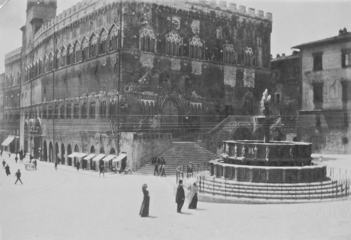 John Bauer tillsammans med Ester i Italien här vid Fontana Maggiore i Perugia. Bakom fontänen syns Palazzo dei Priori.