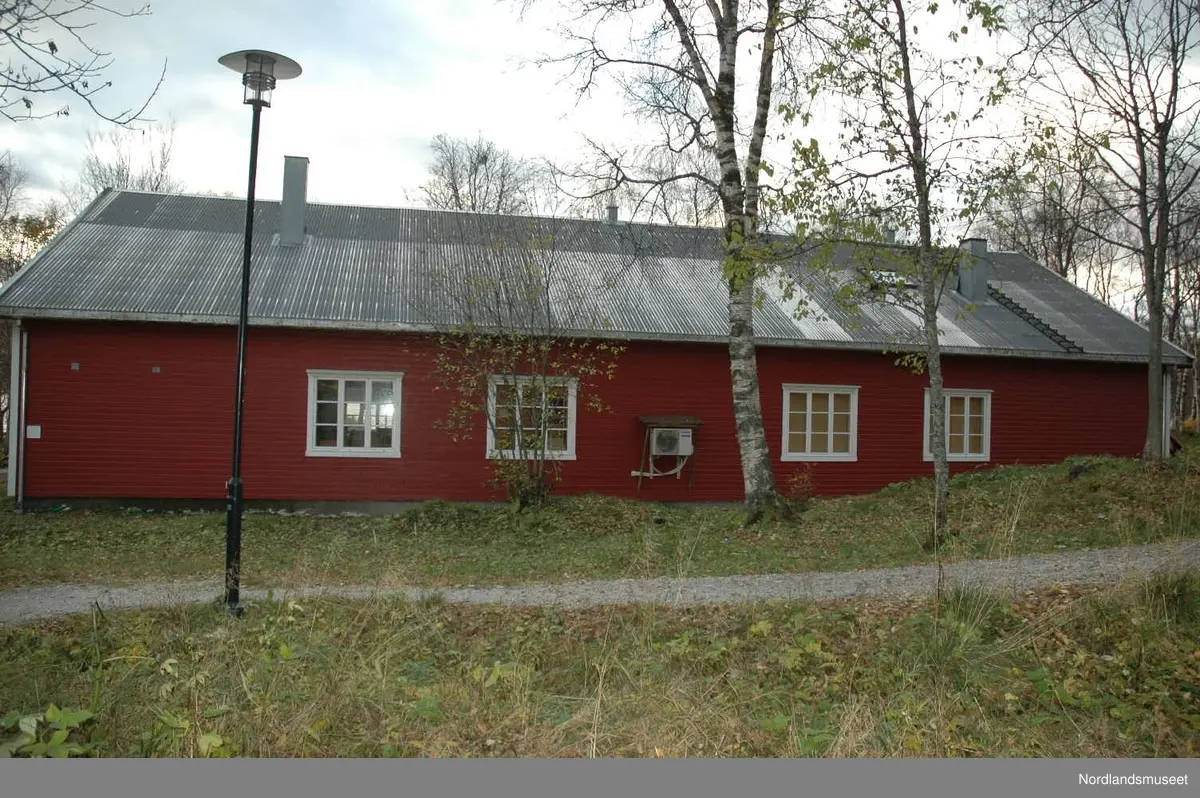 Rødbrakka er en tysk militærbrakke som er flyttet og som i dag er i bruk som administrasjon, utstilling og møtelokale. Ved Fauske Bygdetun. Bygget har en grunnflate på omkring 300 kvadratmeter. Bygget har 2 etasjer, en full og en halv etasje.