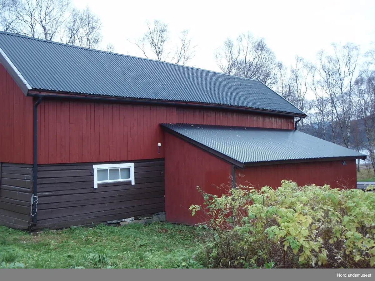 Fjøset står for enden av Bygdetunet, og har en sentral plassering i forhold til Klyngetunet. Bygget er malt i Rødt, brunt og kvitt. Bygget har to etasjer, grunnflaten pluss et høyloft. I grunnetasjen er det en laftet del, mens resten av bygget er reisverk med utvendig bordlkedning. På baksiden av bygget er det et mindre vindu i den laftede delen av bygget. I front av bygget, er det ei enkel fjøsdør som kan åpnes utenfra, og som da blir hoveddøra i Bygget. Det er også en tofags borkledd fjøsport, som bare kan åpnes innvendig. Bygget har en tofags låvedør inn til høyloftet i front. men det er ingen lovebru. 

I dag brukes fjøset som en driftsbygning for redskaper og maskinellt utstyr til drift av museets uteareal. På baksiden av bygget ble det omkring 2008 bygget et tilstøtende skur, som brukes til småverktøy og lager for planker og annet trevirke.