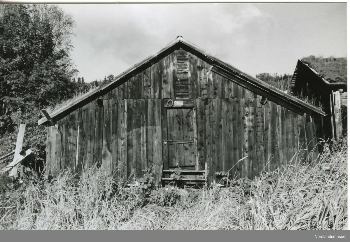 Sjøbua er et gammelt naust, som står nede ved fjæra på Bygdetunet. Bygget har et laftet  hovedrom med svaler og forgang  i reisverk. Laftet er sekskantlaft. Ytterveggene er laft i nordveggen og svalene er bordkledd med eldre umalt panel. Panel er av typen som smitt´ – fallende bredder. Syllmur (tørrmurt natursteinsmur). Et lite vindu i den laftede delen av nordveggen. Innvendig gulv er av tre, og i bua er gulvet orginalt.

Taket er bærende konstruksjon sperretak med liggende tro. En del eldre trobord bevart. Taktekket er torv på plast.  Takkroker av jern, moderne type med dekor. Torvhall og vindskier av rettkantet virke. Never på kanten.

Bygget er satt opp nede ved fjæra på flatt underlag.