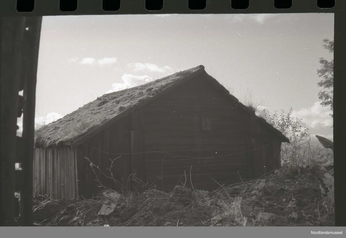 Sjøbua er et gammelt naust, som står nede ved fjæra på Bygdetunet. Bygget har et laftet  hovedrom med svaler og forgang  i reisverk. Laftet er sekskantlaft. Ytterveggene er laft i nordveggen og svalene er bordkledd med eldre umalt panel. Panel er av typen som smitt´ – fallende bredder. Syllmur (tørrmurt natursteinsmur). Et lite vindu i den laftede delen av nordveggen. Innvendig gulv er av tre, og i bua er gulvet orginalt.

Taket er bærende konstruksjon sperretak med liggende tro. En del eldre trobord bevart. Taktekket er torv på plast.  Takkroker av jern, moderne type med dekor. Torvhall og vindskier av rettkantet virke. Never på kanten.

Bygget er satt opp nede ved fjæra på flatt underlag.