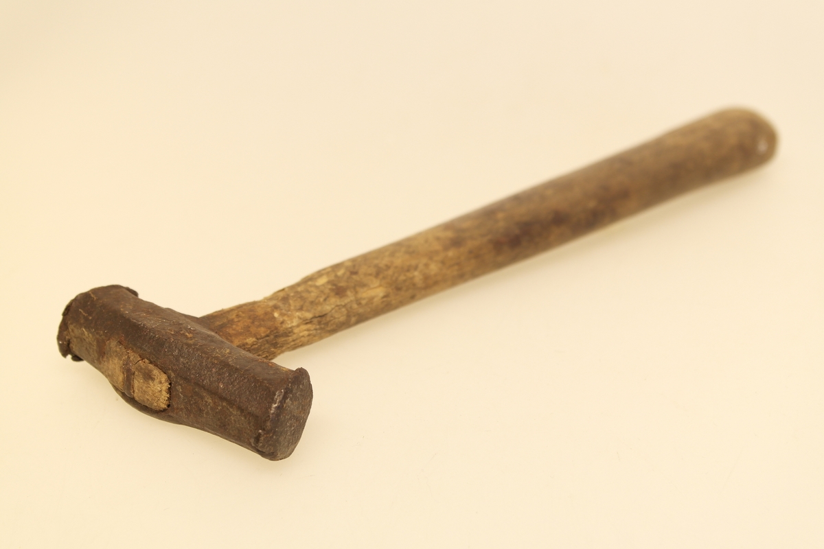 Hovslagerkasse (a) med hovslagerverktøy (b-i) i smidd jern.
A) Kasse i eik (?) med håndtak, hengsler og nøkkel. Nøkkelbeslag skiftet ut etter produksjon.
B) Tang/Brekktang. Innpreging. Til å ta av gamle sko.
C) Kniv/Hovkniv.
D) Dor/Sømdor. Til å få ut gamle søm.
E) Hammer/Klinkhammer/Skohammer. Treskaft.
F) Tang/Hovtang.
G) Jern/Klinkejern.
H) Hestesko.
I) Søm.