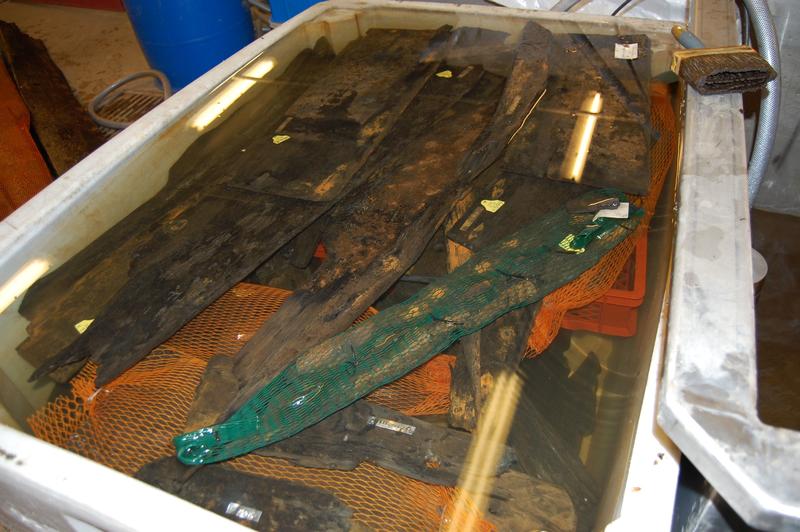 Båtfunnet Barcode 6 ligger oppbevart i vann i påvente av konservering. (Foto/Photo)