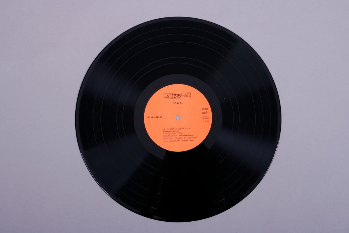 Grammofonplate i svart vinyl og dobbelt plateomslag i papp. Plata ligger i en papirlomme.