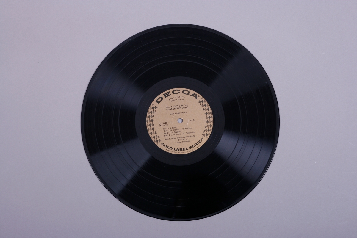 Grammofonplate i svart vinyl. Plata ligger i en plast- og papirlomme.