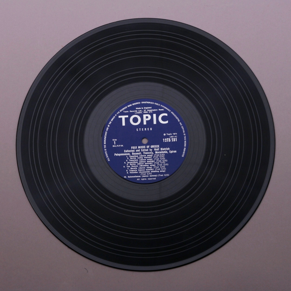 Grammofonplate i svart vinyl og plateomslag i papp med beskyttelsesplast fortsatt på. Plata ligger i en plast- og papirlomme.